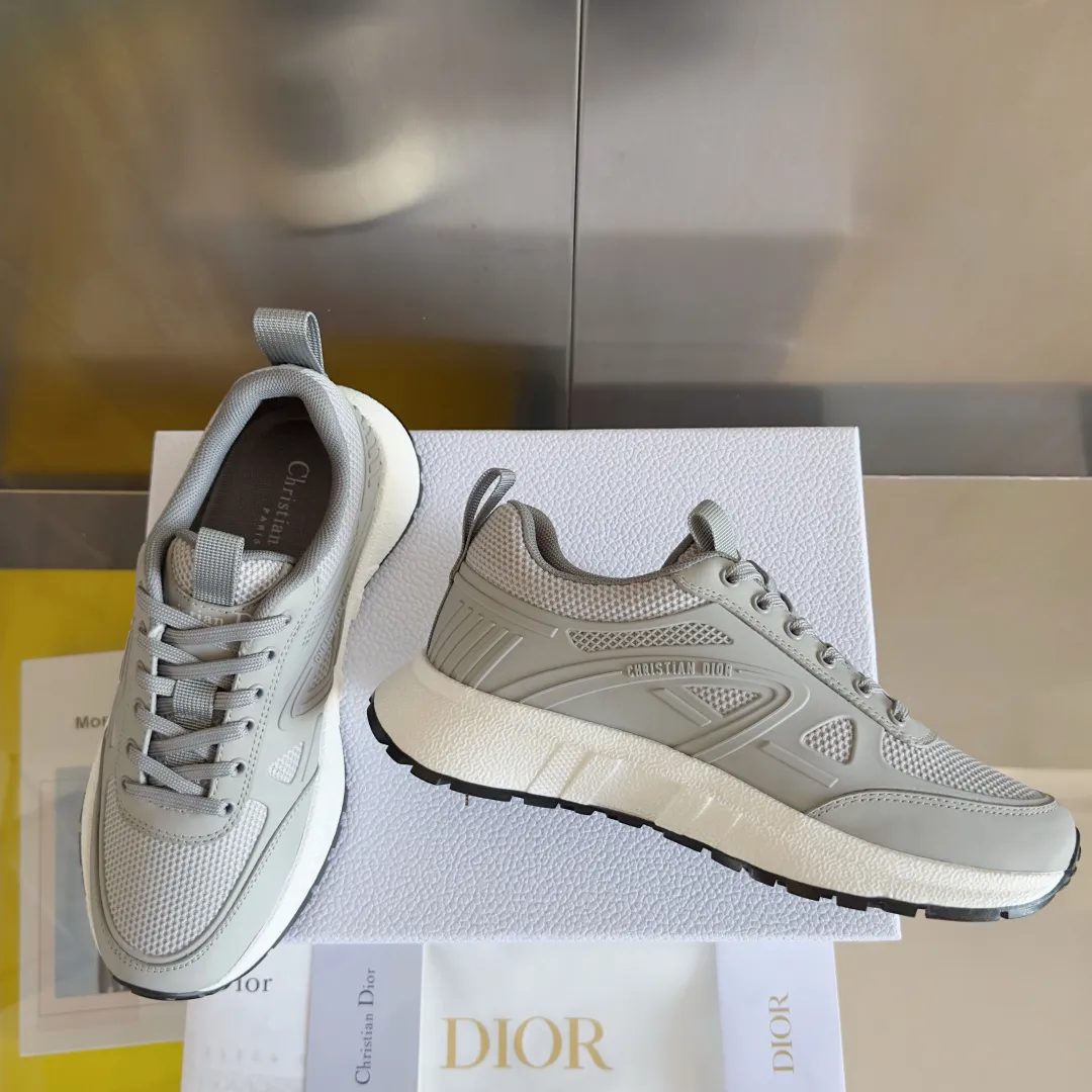 [Dior Dior] P: 640💰Couple model Size: Female: 35-40 (customized at 41), male 39-44. (customized at 45) 2025 Dior Dior autumn and winter new couple model, thick-soled casual sports shoes, originally purchased and developed to reinterpret the sports style with an elegant and fashionable shape. The upper is crafted from white mesh fabric and features the Christian Dior Paris signature on the laces and heel. The exquisite two-color sole is light and soft, which can add a high-end temperament to all kinds of casual looks. The delivery counter is exquisitely packaged🛍📦 ▪️Material: Original custom imported first-layer cowhide ▪️Inner lining: Imported soft sheepskin lining ▪️Sole: Original open-molded anti-slip rubber material ▪️Sole thickness: 4CM
